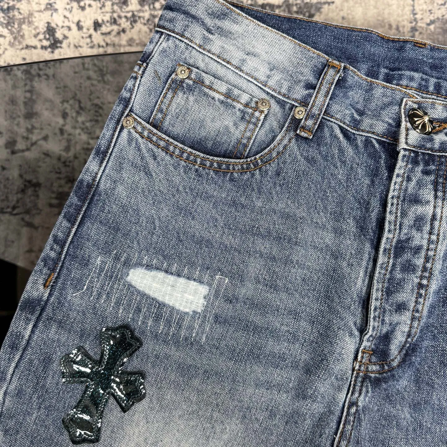 P280 Chromehearts washed blue ripped starry sky leather jeans adopt starry sky theme leather elements, mostly presented in the shape of a cross, with glitter on the leather surface. Unique design, simple and elegant details, exquisite workmanship, the entire trousers are neatly routed, and the details are in place! Ceiling-level jeans, a pair that is hard to find at the counter. About Zangyin, this is an extremely luxurious fashion brand that can also be called the aristocrat of the high street. It has always been an exclusive brand for some hipsters or the rich second generation. It is more luxurious and noble than ordinary high streets. It is more fashionable and individual than luxury brands. Top heavy industry fashion design has always been created in high street luxury style. Speaking of this style, Zangyin family and GU family are definitely the leading representative brands, especially the Zangyin family's creation of high street style. It has really achieved a state-of-the-art effect. The color system of this model is made of unique washed materials. It is already quite eye-catching. It is decorated with pink patchwork cross flowers, which cleverly highlights the charm of the brand. Secondly, this model adopts a classic high-waist cutting design, which highlights the long legs and fashionable temperament of the upper body. The brand is highly recognizable and the slim-fitting configuration is more suitable for daily wear. Personality, fashion, and specification interpretation are all at a glance. Needless to say, materials and craftsmanship. As an excellent craftsman brand, Zangyin’s requirements for details and craftsmanship are really perfect. The washed color of this model has gone through a lot of processes, not to mention the embellishment of the denim appliqués. It is also purely hand-made and sewn. Just like what they believe in, only hand-made things have soul and have the meaning of wearing. A top-notch heavy-duty fashionable denim item. Recommended by both hands. Size: 28/30/32/34/36 Waist: 73/78/83/88/93 Knee: 52/53.5/55/56.5/58 Pants length: 100/102/104/106/108